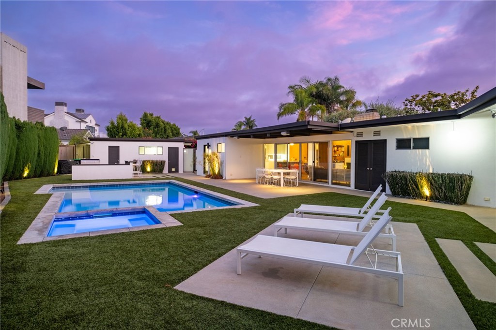 2000 Nautilus Lane