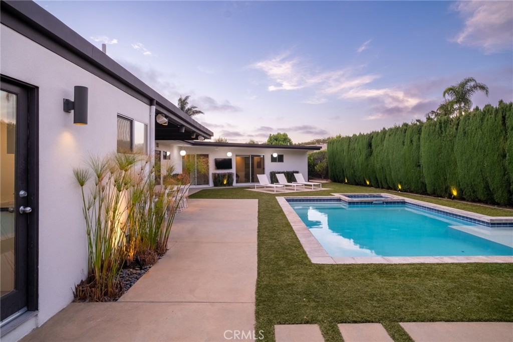 2000 Nautilus Lane