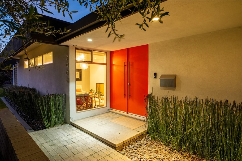 2000 Nautilus Lane