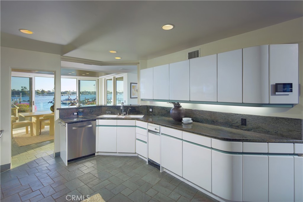 2027 Bayside Drive