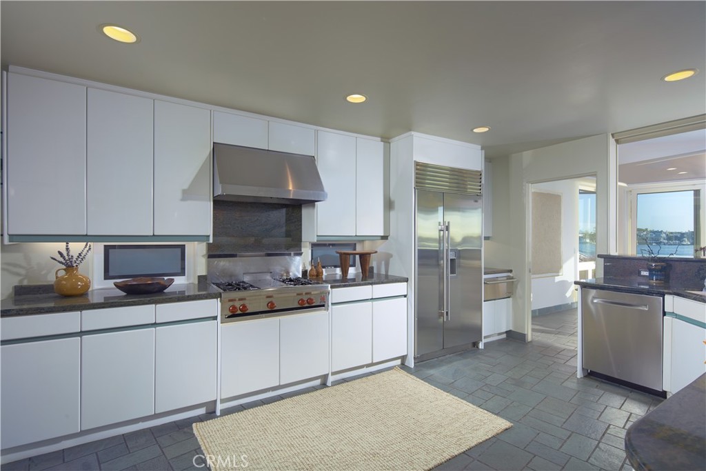 2027 Bayside Drive