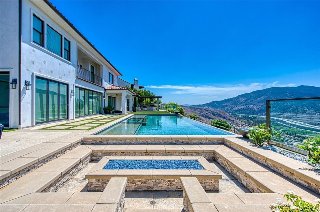 5585 Blue Ridge