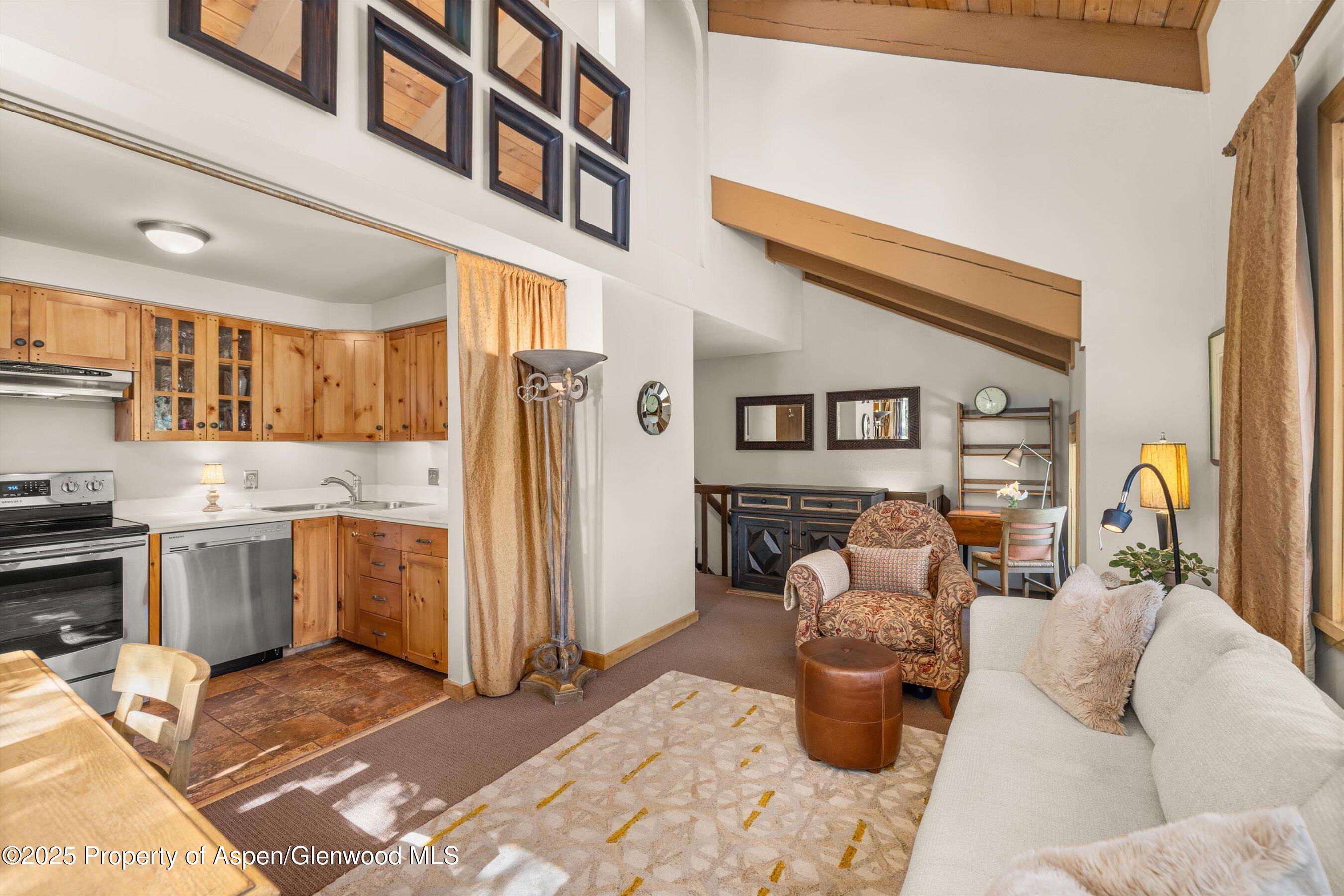 125 E Hyman Avenue, 1A