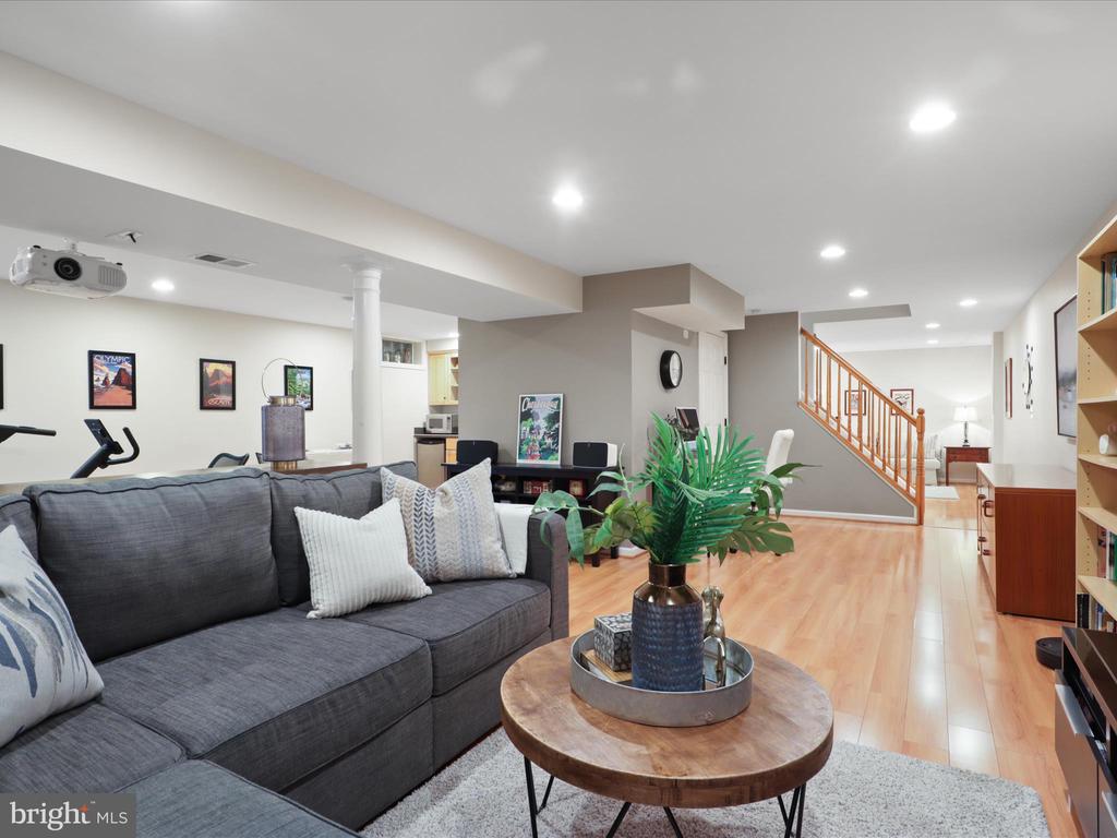 12033 Lake Newport Rd