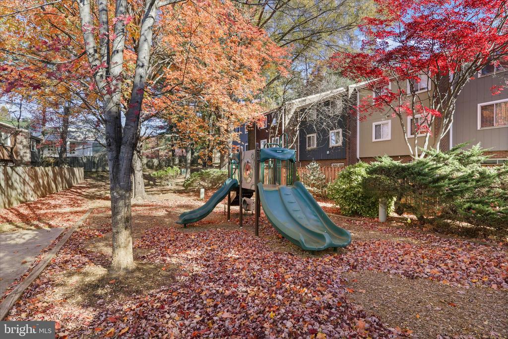 1432 GREENMONT COURT