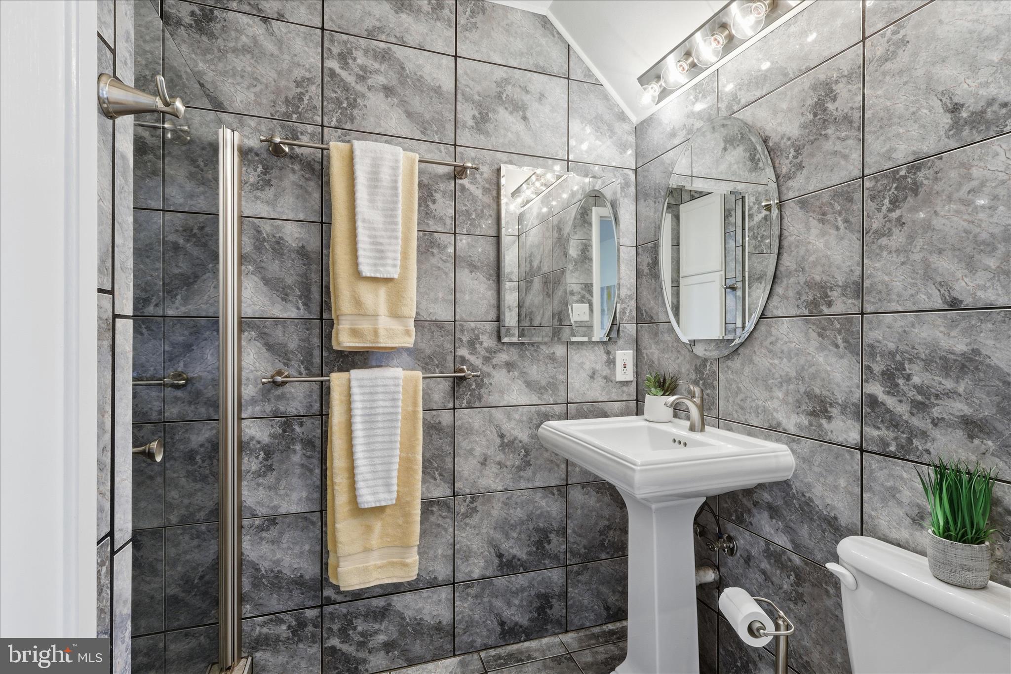 1432 GREENMONT COURT