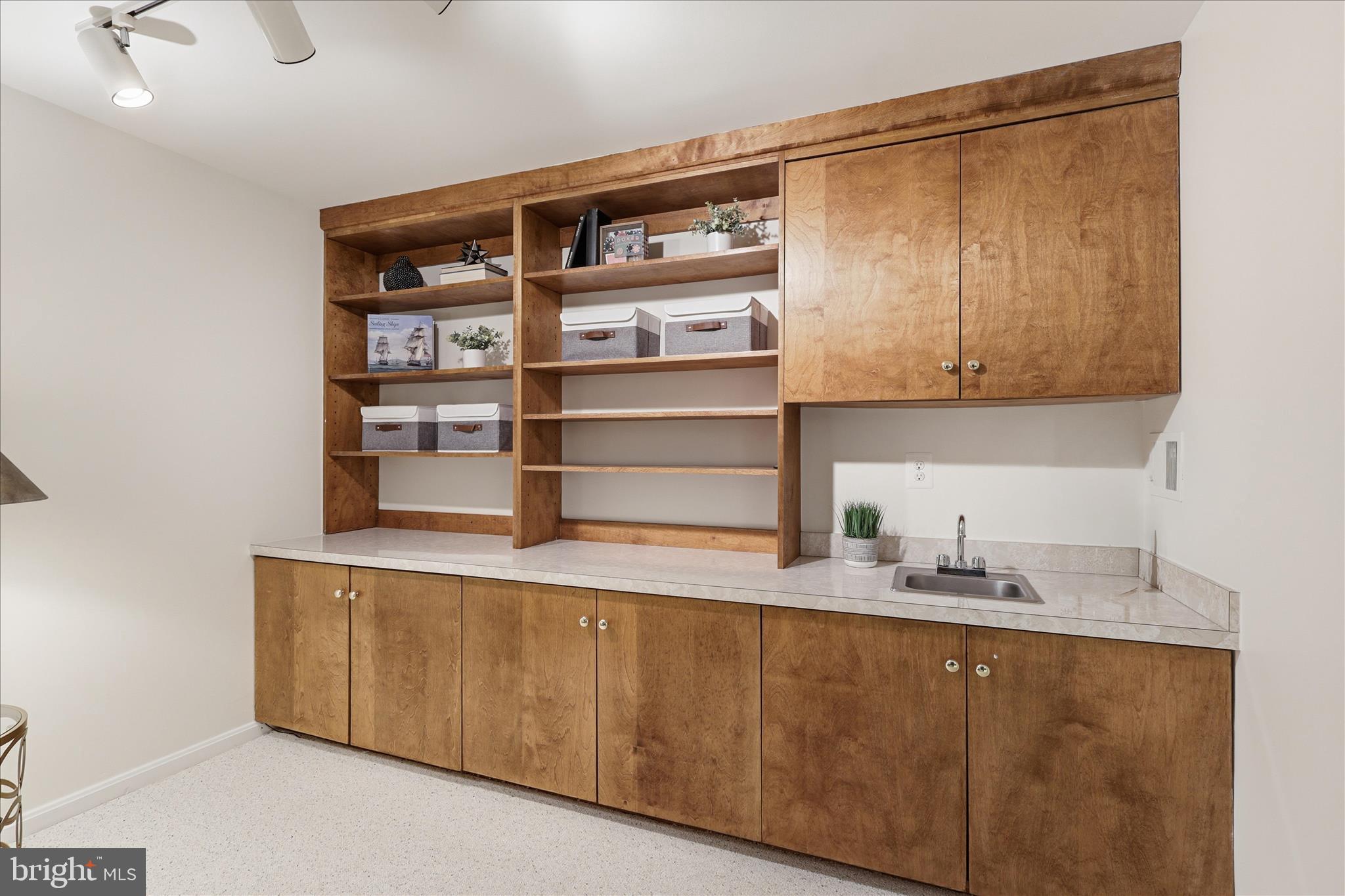 2184 POND VIEW COURT