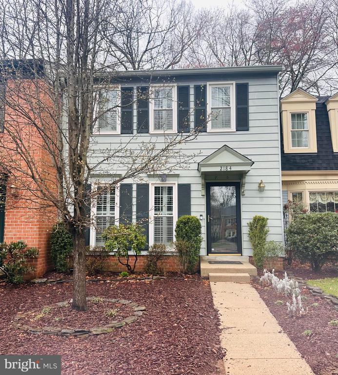 2184 POND VIEW COURT