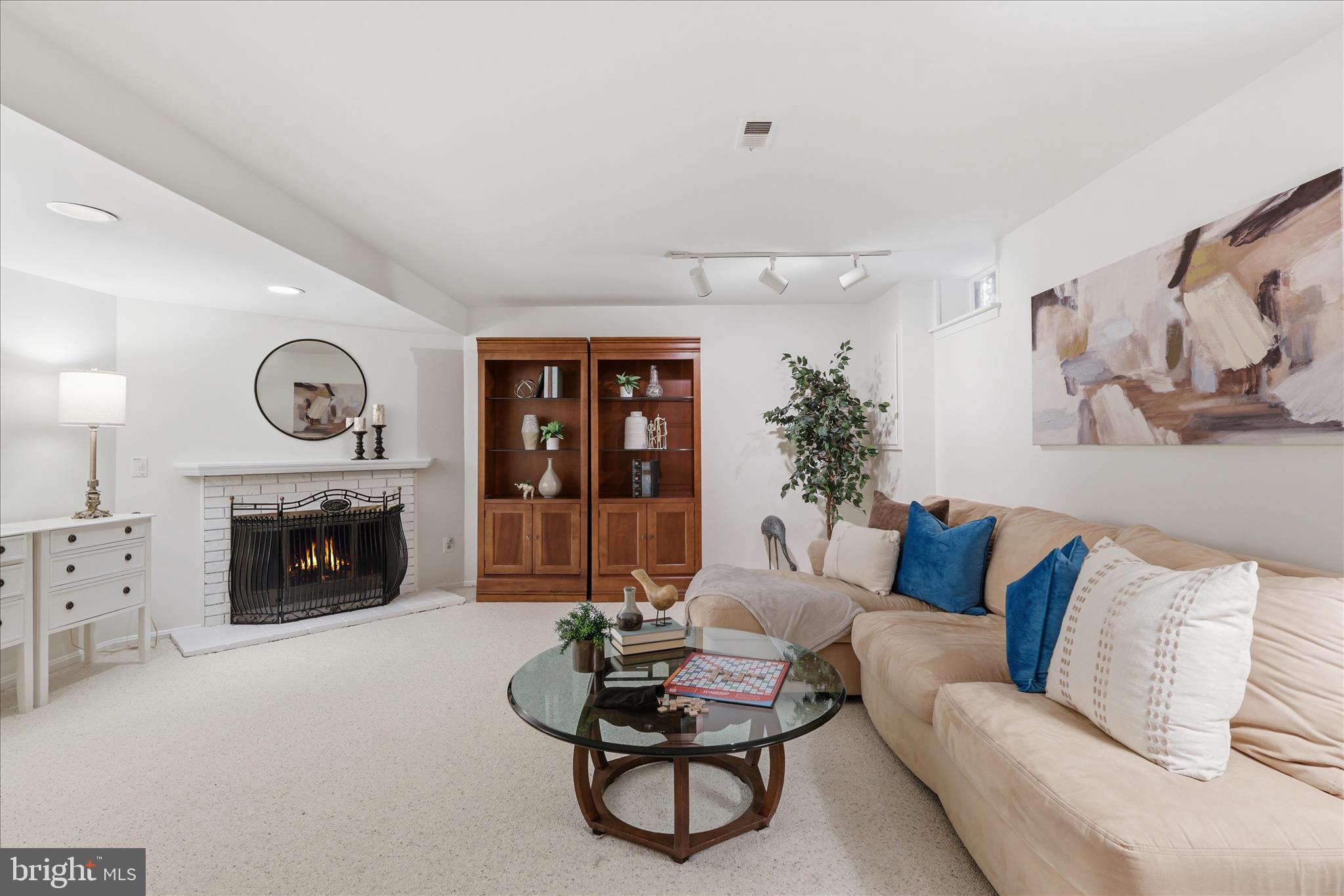 2184 POND VIEW COURT