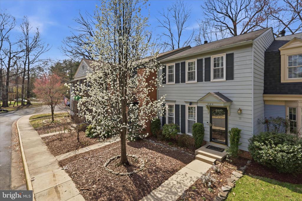 2184 POND VIEW COURT