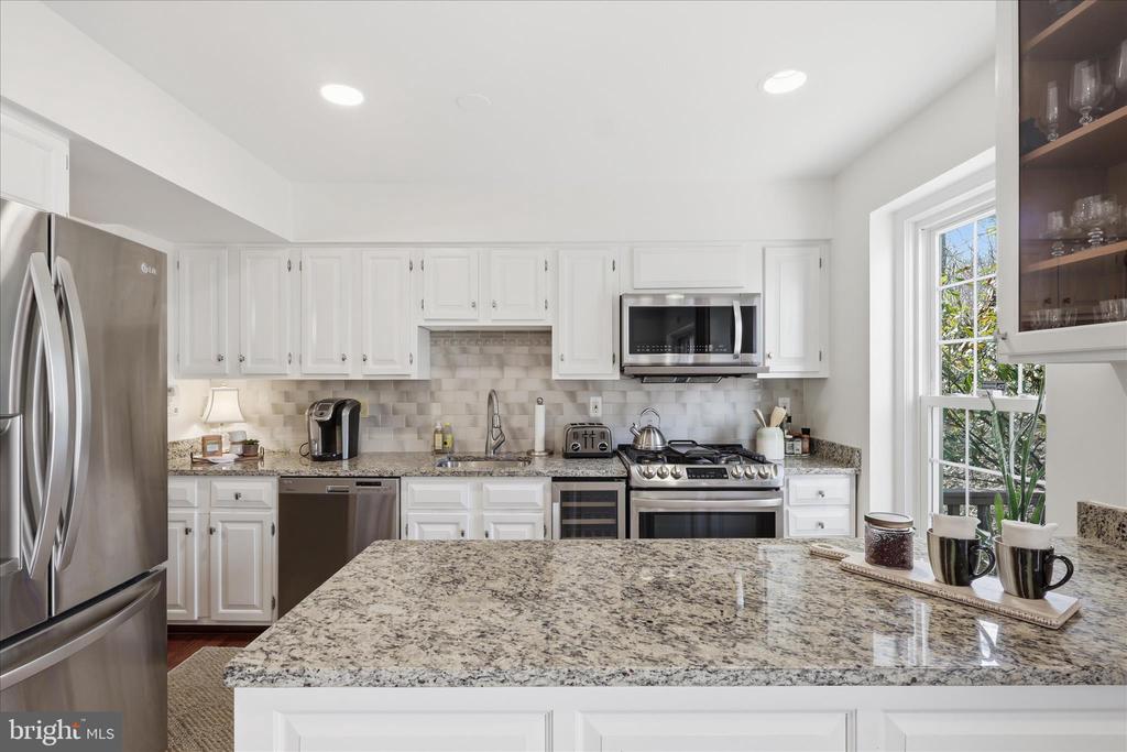2184 POND VIEW COURT
