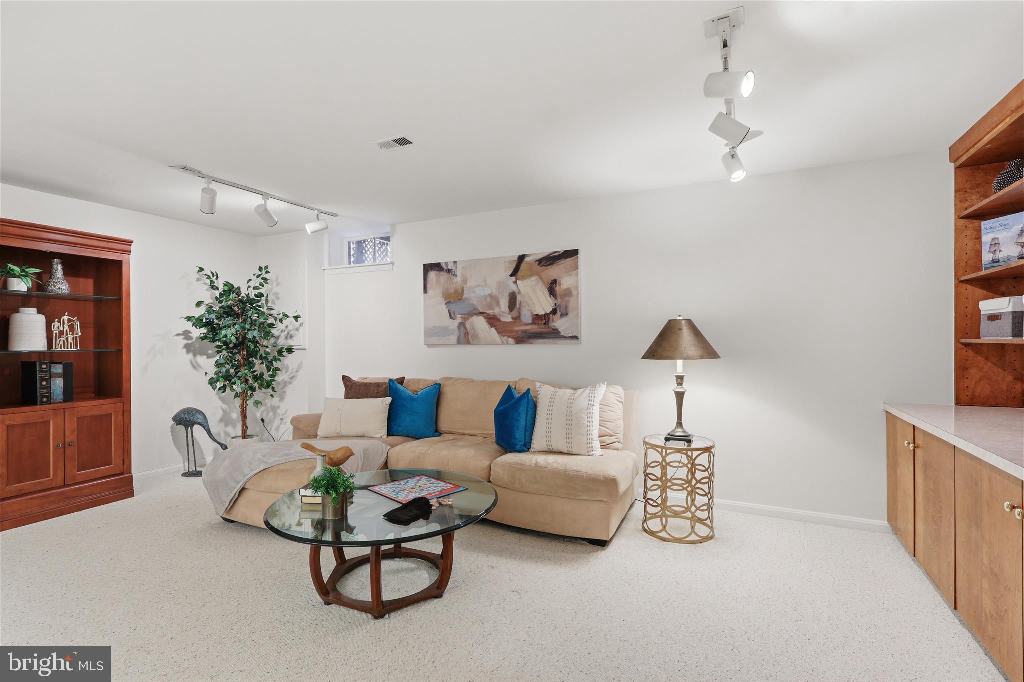 2184 POND VIEW COURT