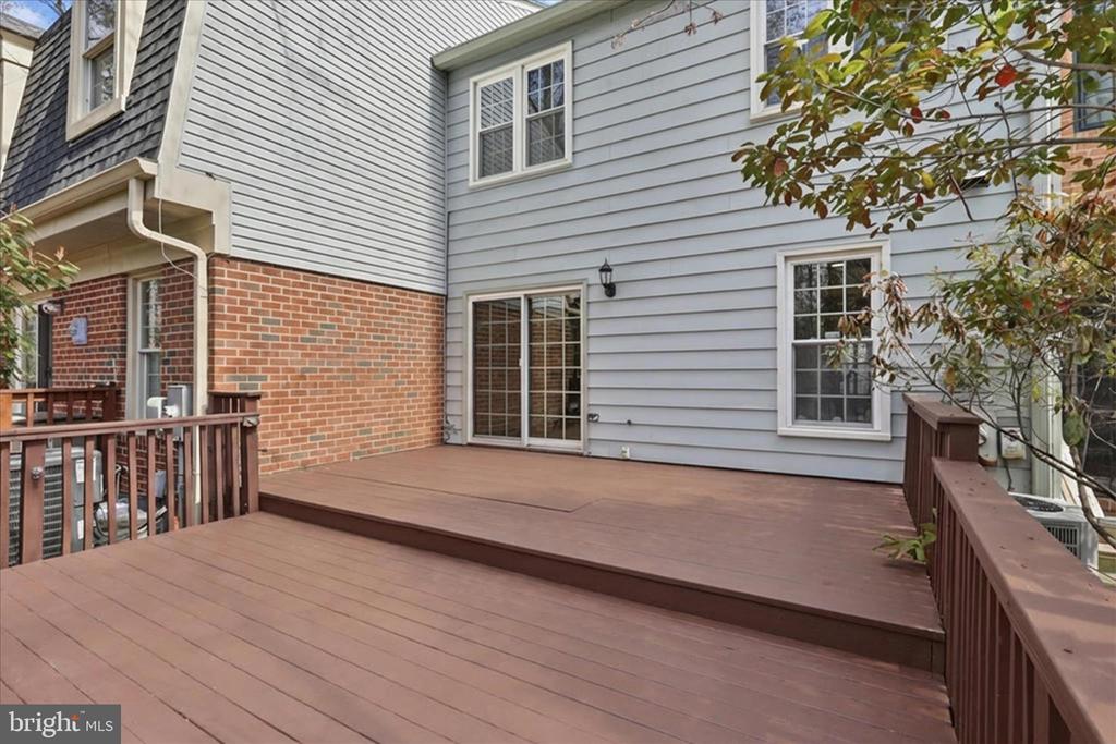 2184 POND VIEW COURT