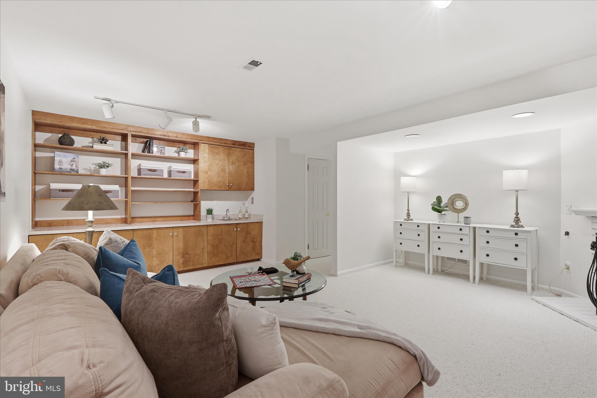 2184 POND VIEW COURT