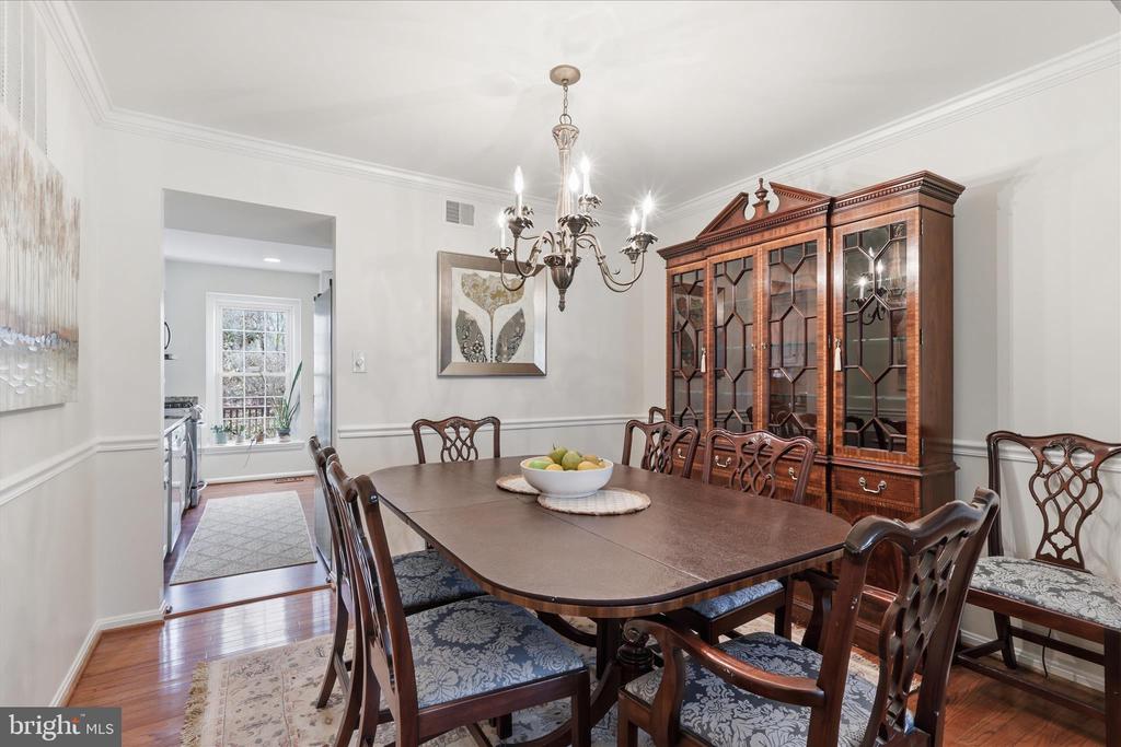 2184 POND VIEW COURT