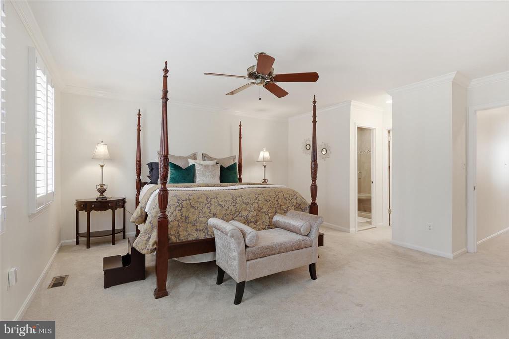 2184 POND VIEW COURT