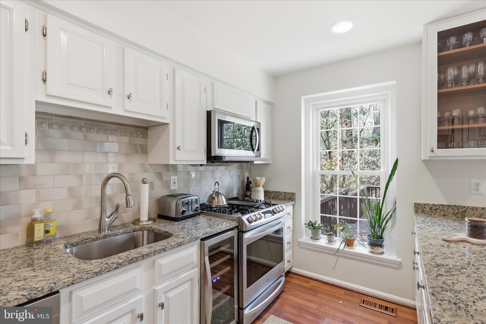 2184 POND VIEW COURT