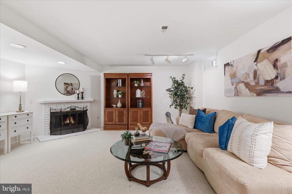 2184 POND VIEW COURT
