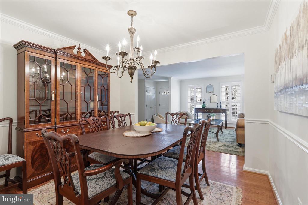 2184 POND VIEW COURT