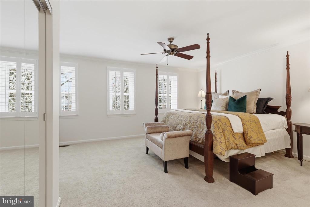 2184 POND VIEW COURT