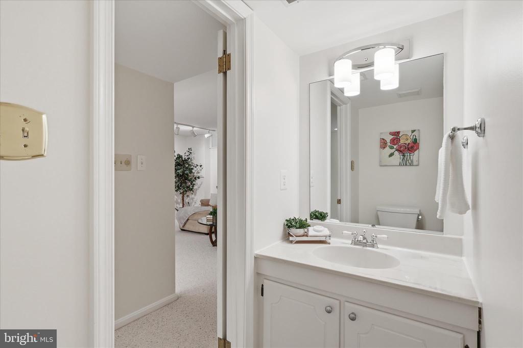 2184 POND VIEW COURT