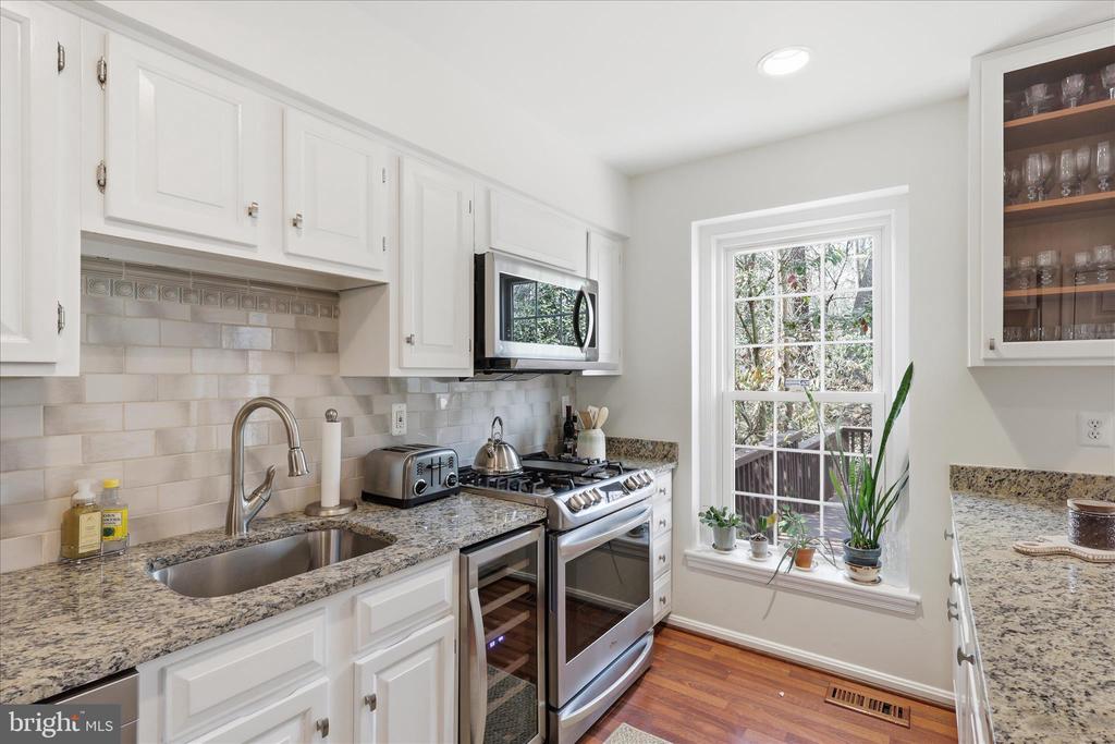 2184 POND VIEW COURT