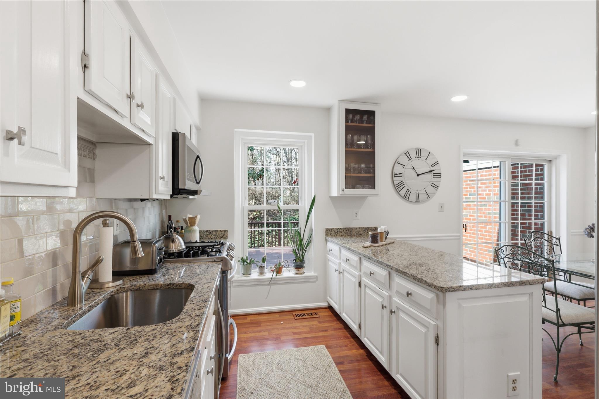 2184 POND VIEW COURT