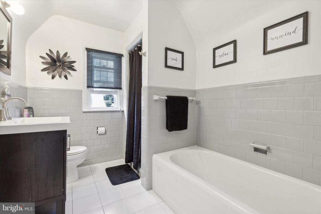 469 Roslyn Ave