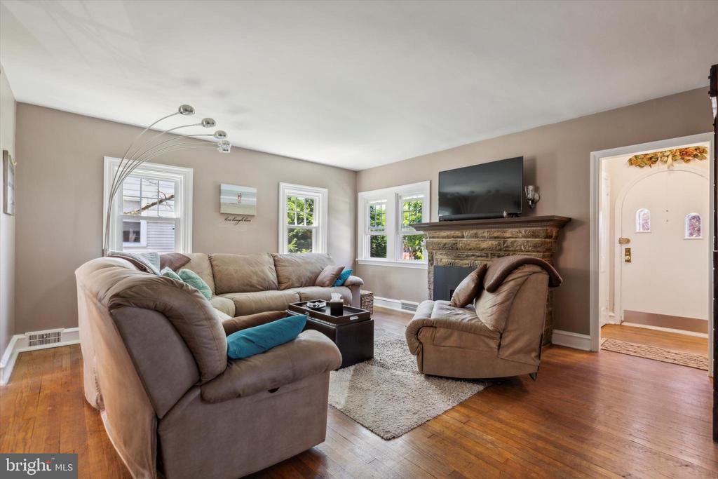 469 Roslyn Ave
