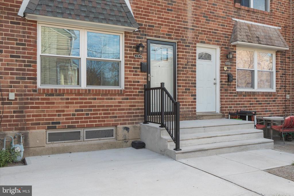 253 S MAIN ST