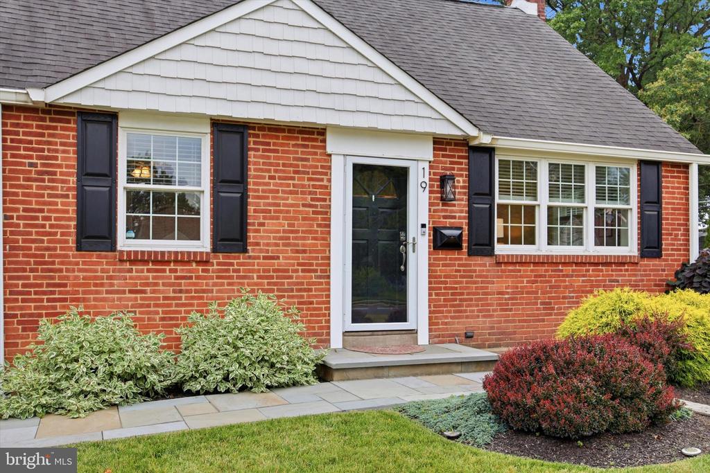 19 NEWINGTON DRIVE