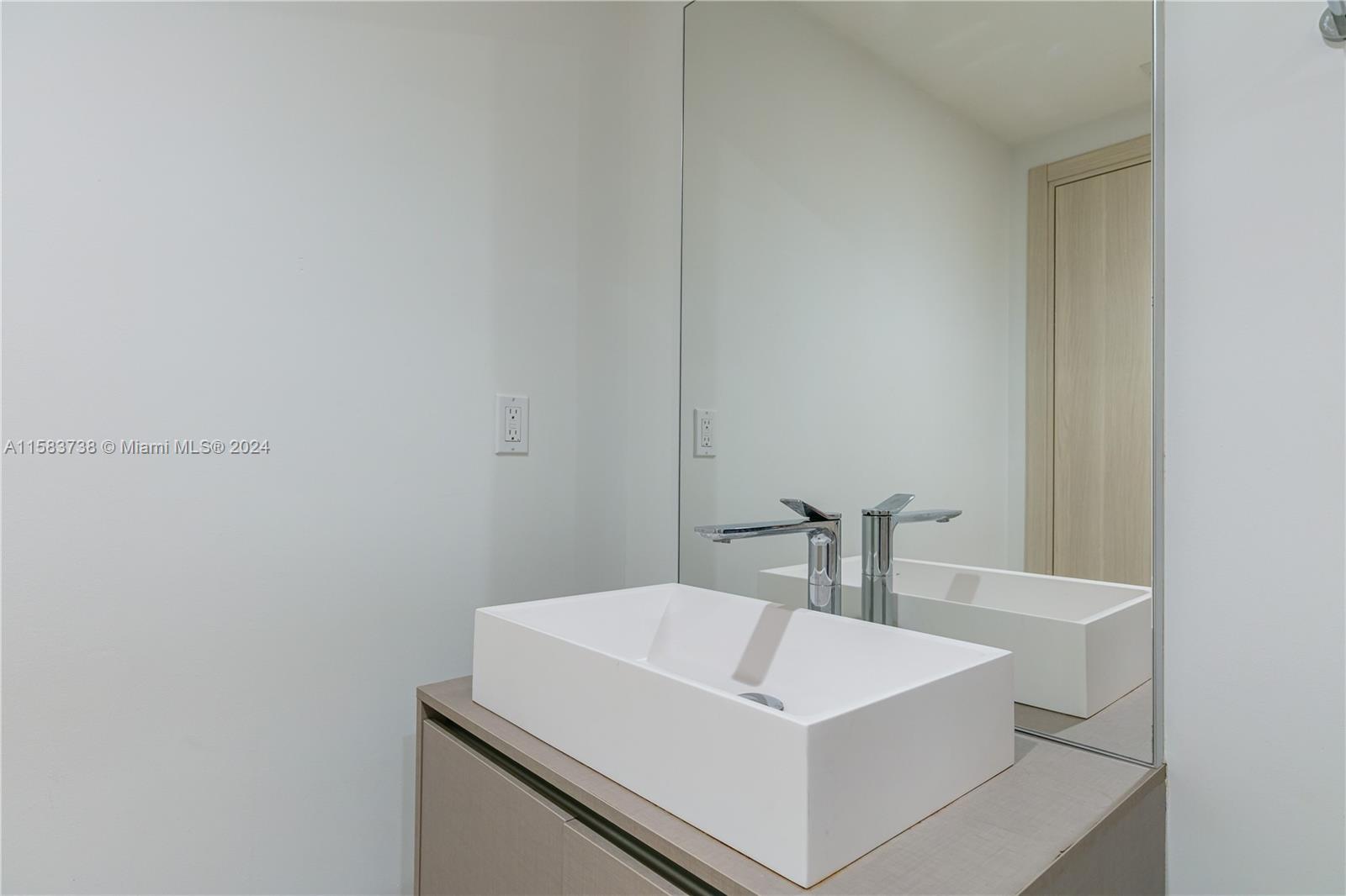 1000 NE Brickell Plz # 2815