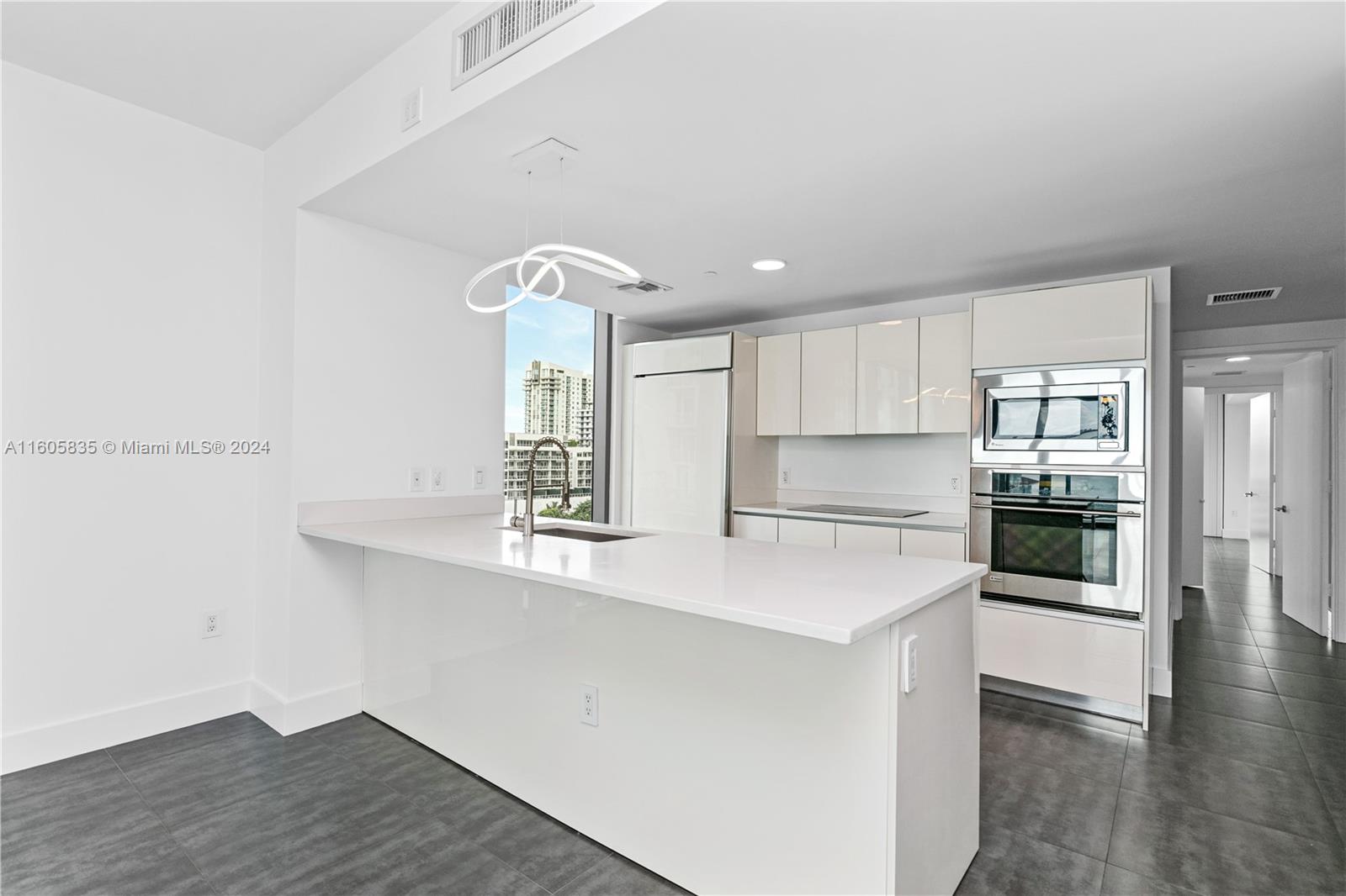 460 NE 28th St # 808
