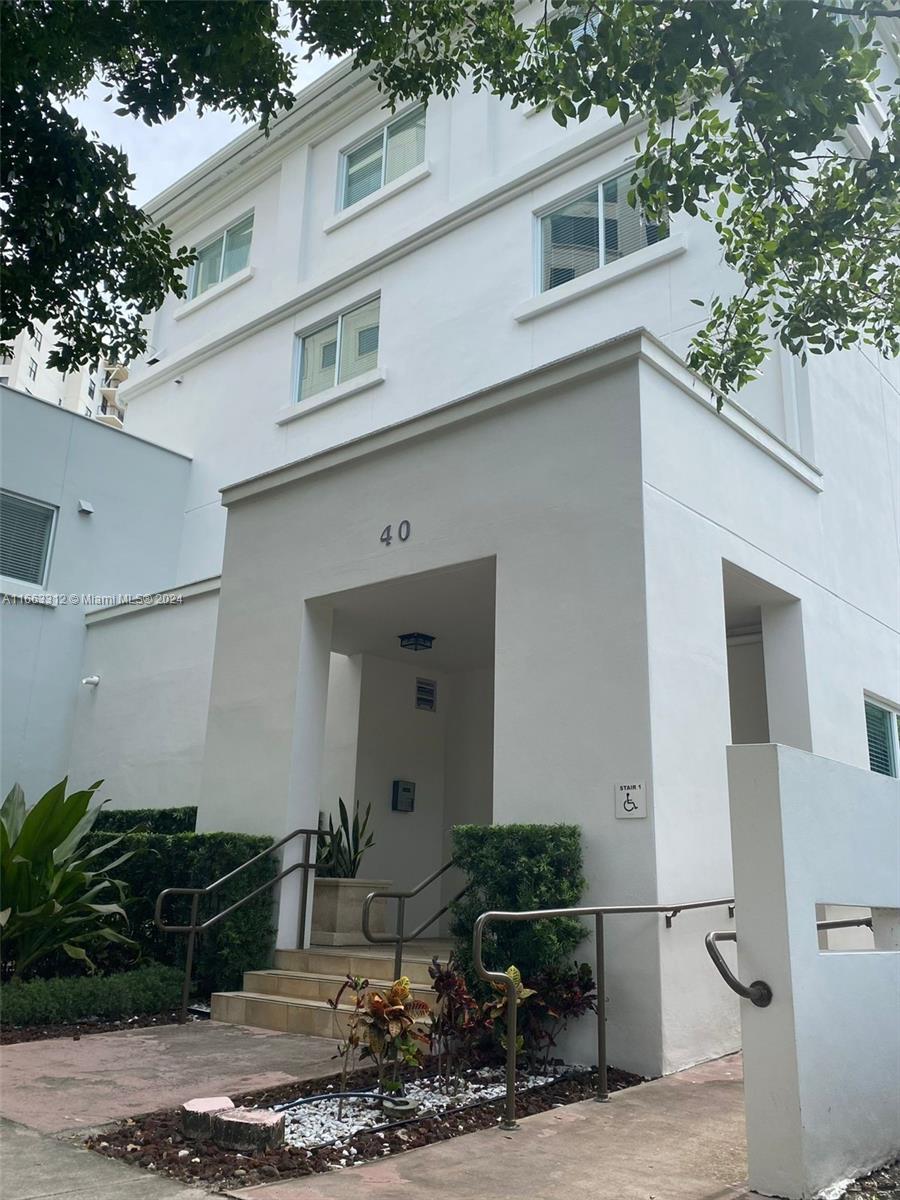 40 Calabria Ave # 202