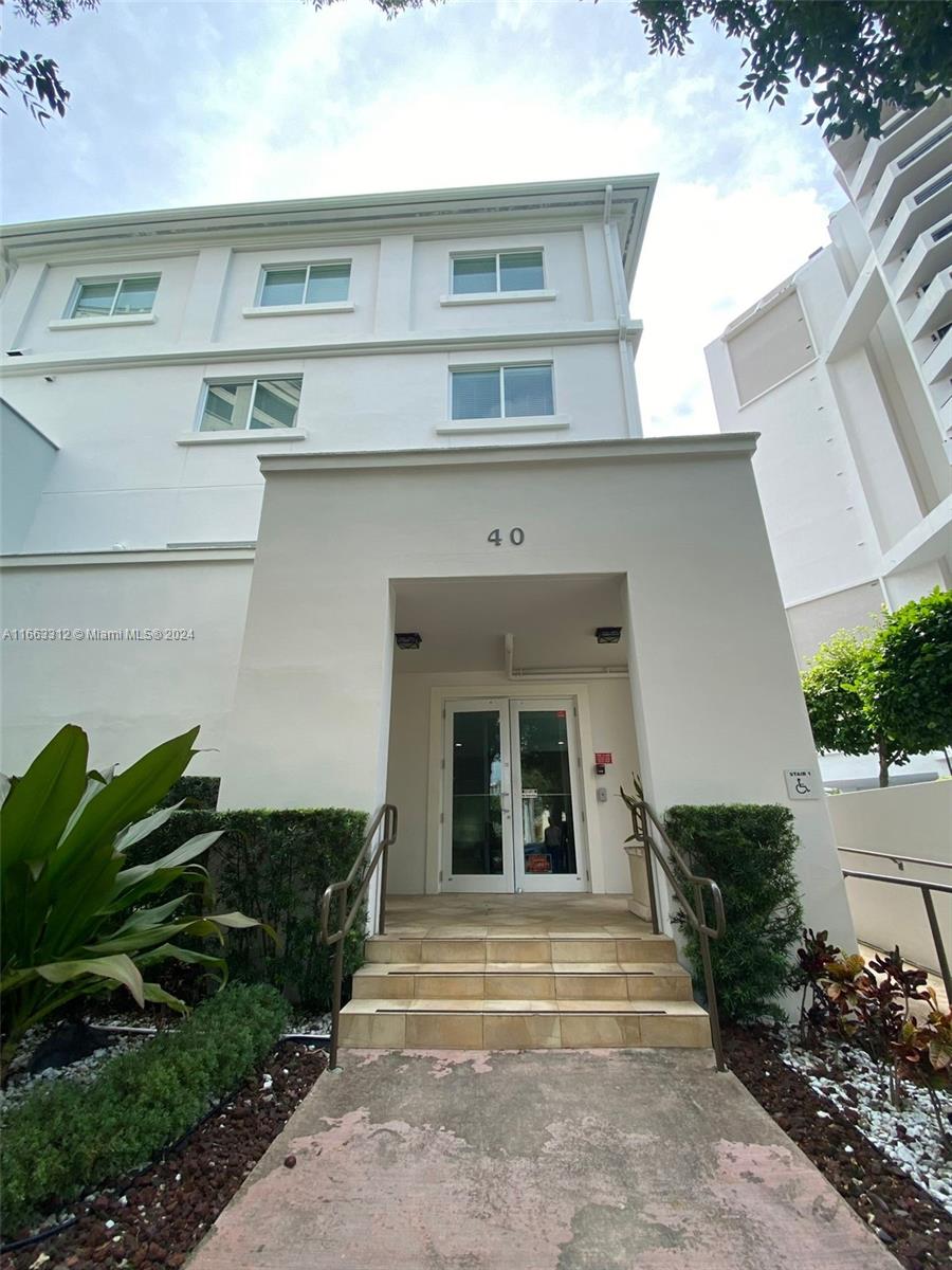 40 Calabria Ave # 202