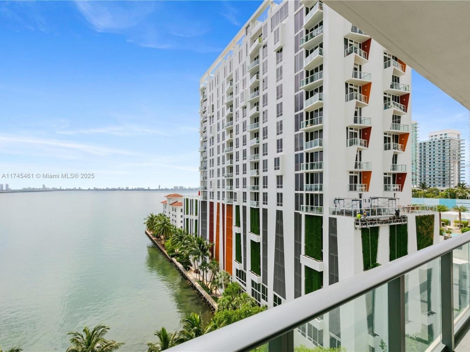 460 NE 28th St # 808