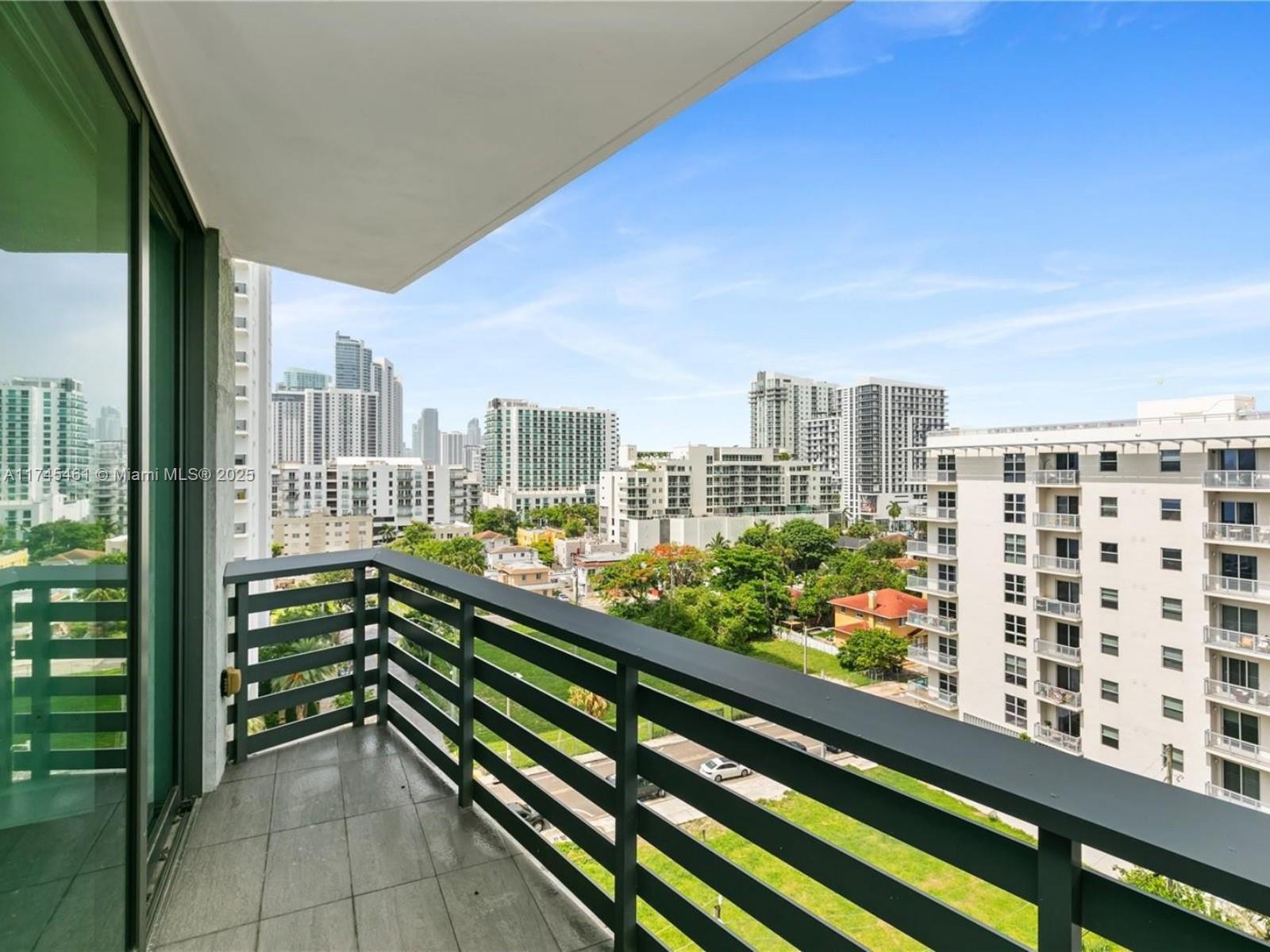 460 NE 28th St # 808