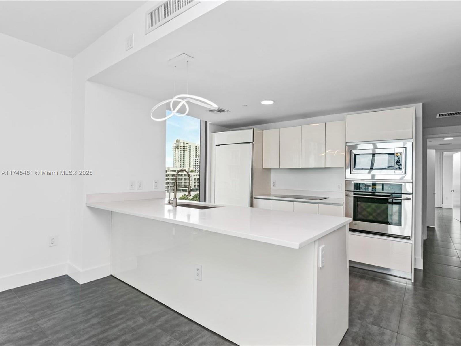 460 NE 28th St # 808