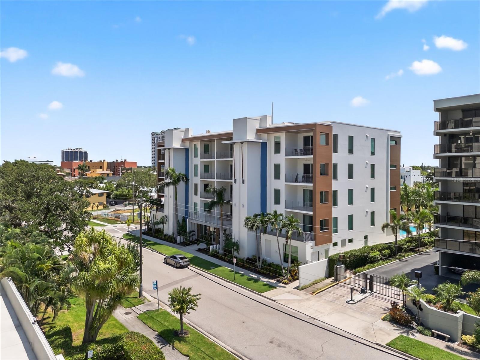 711 S PALM AVE #303