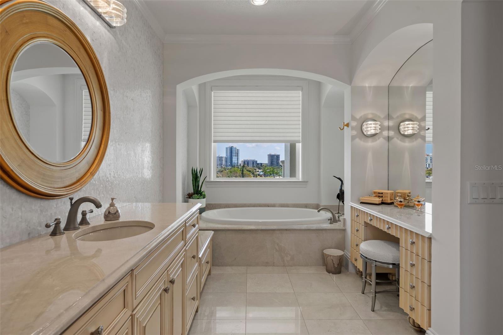 464 GOLDEN GATE PT #703