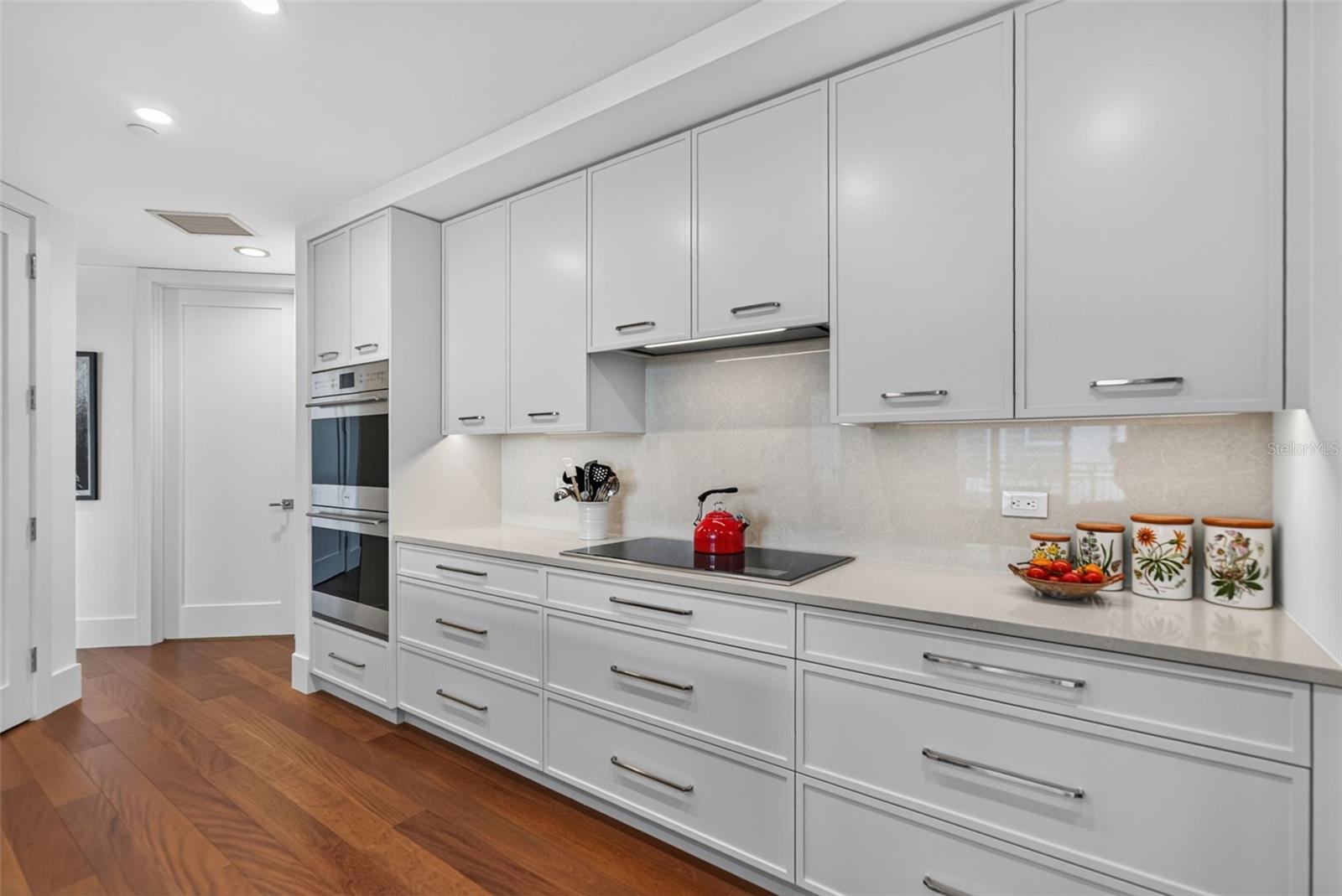 35 WATERGATE DR #1104