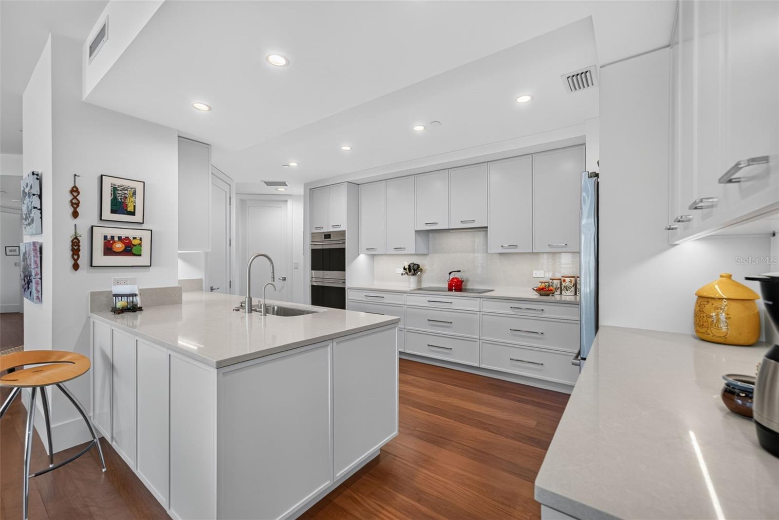 35 WATERGATE DR #1104