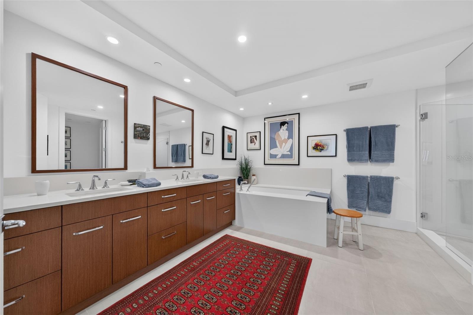 35 WATERGATE DR #1104