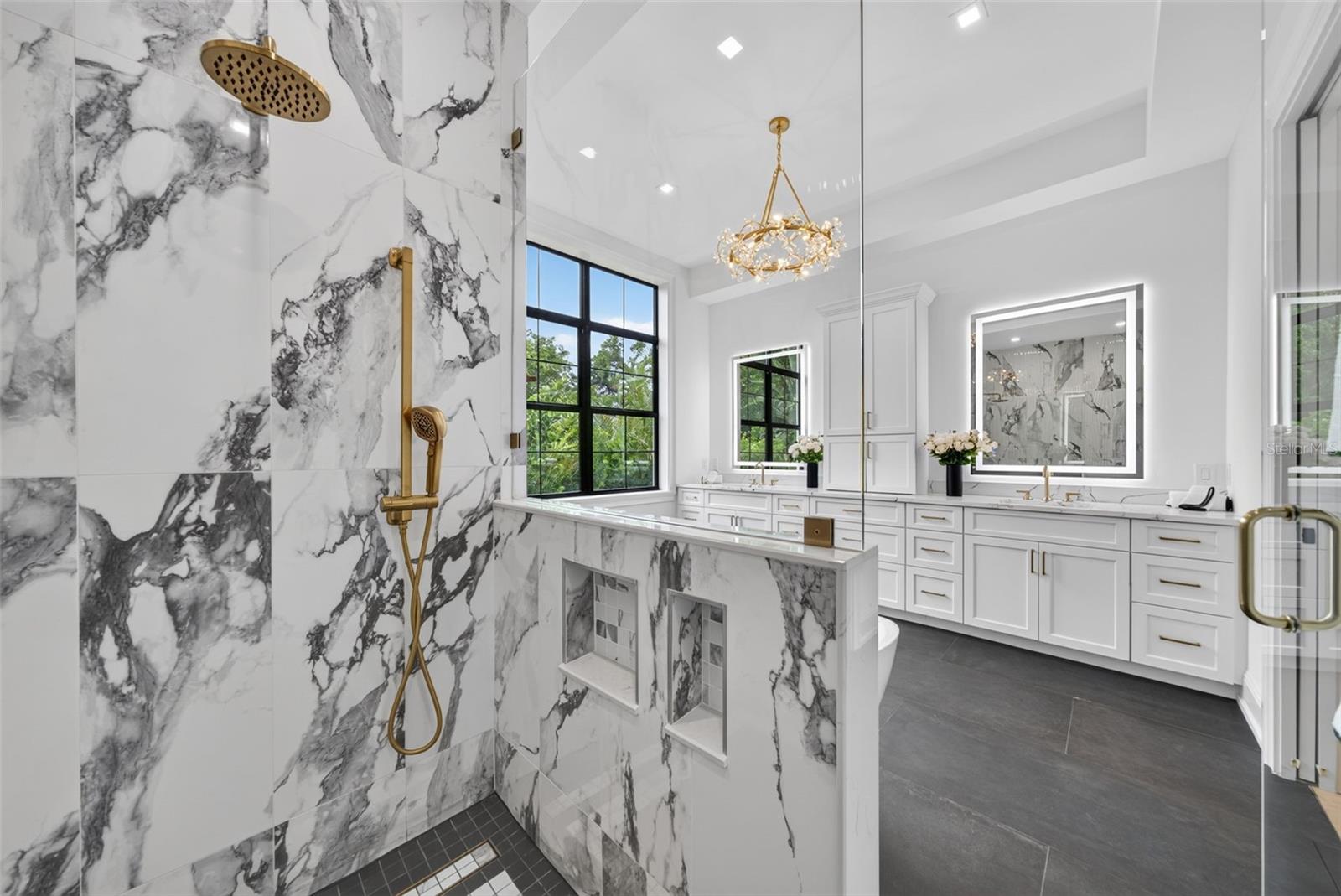 656 TROPICAL CIR