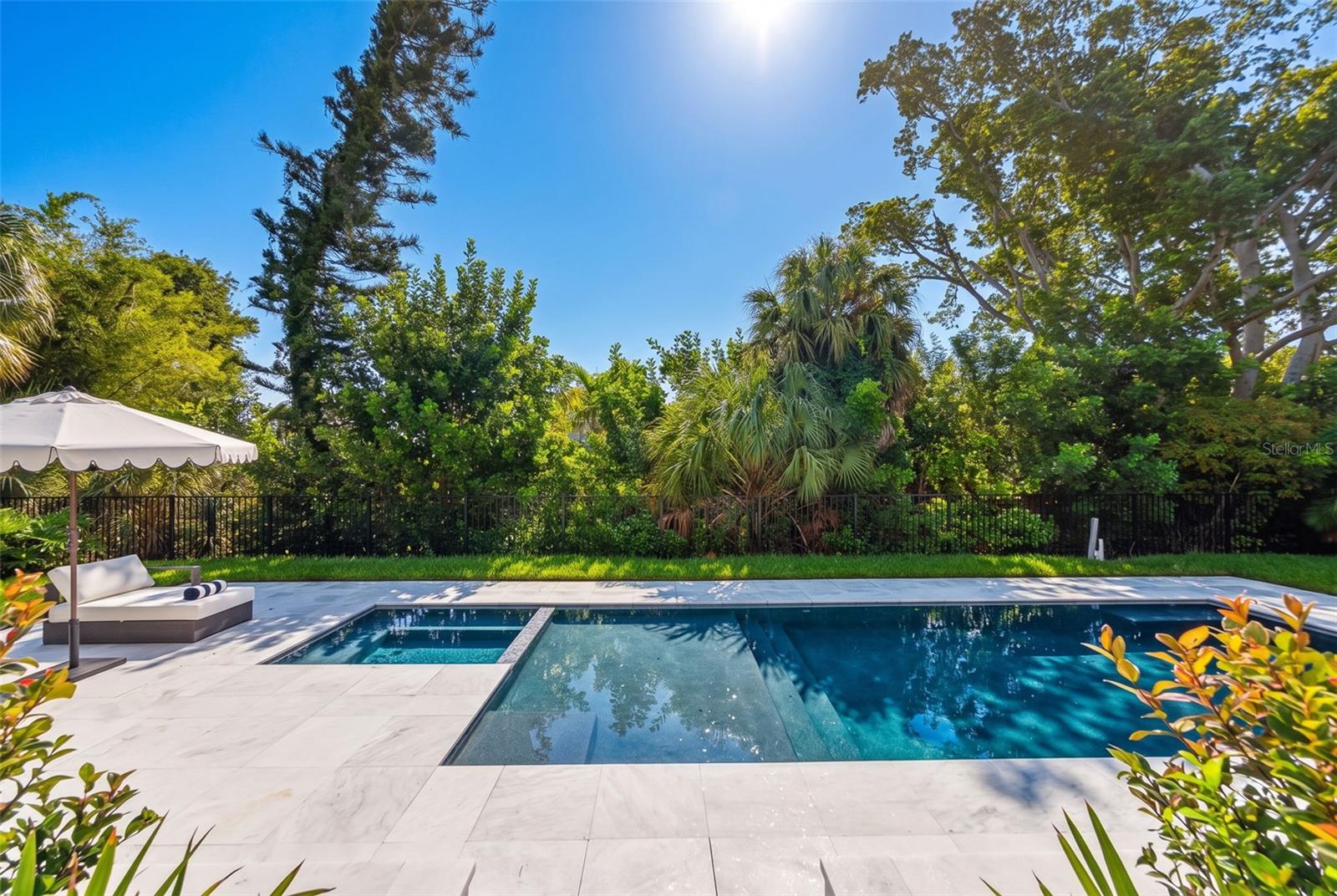 656 TROPICAL CIR