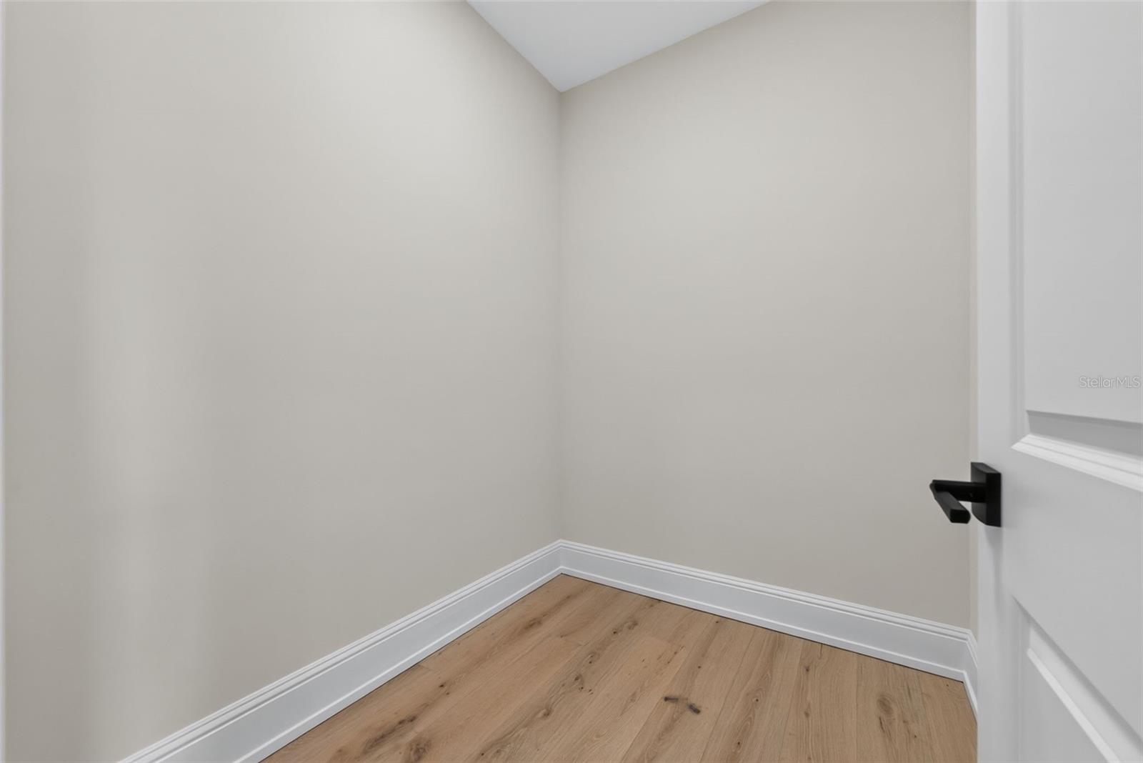 656 TROPICAL CIR
