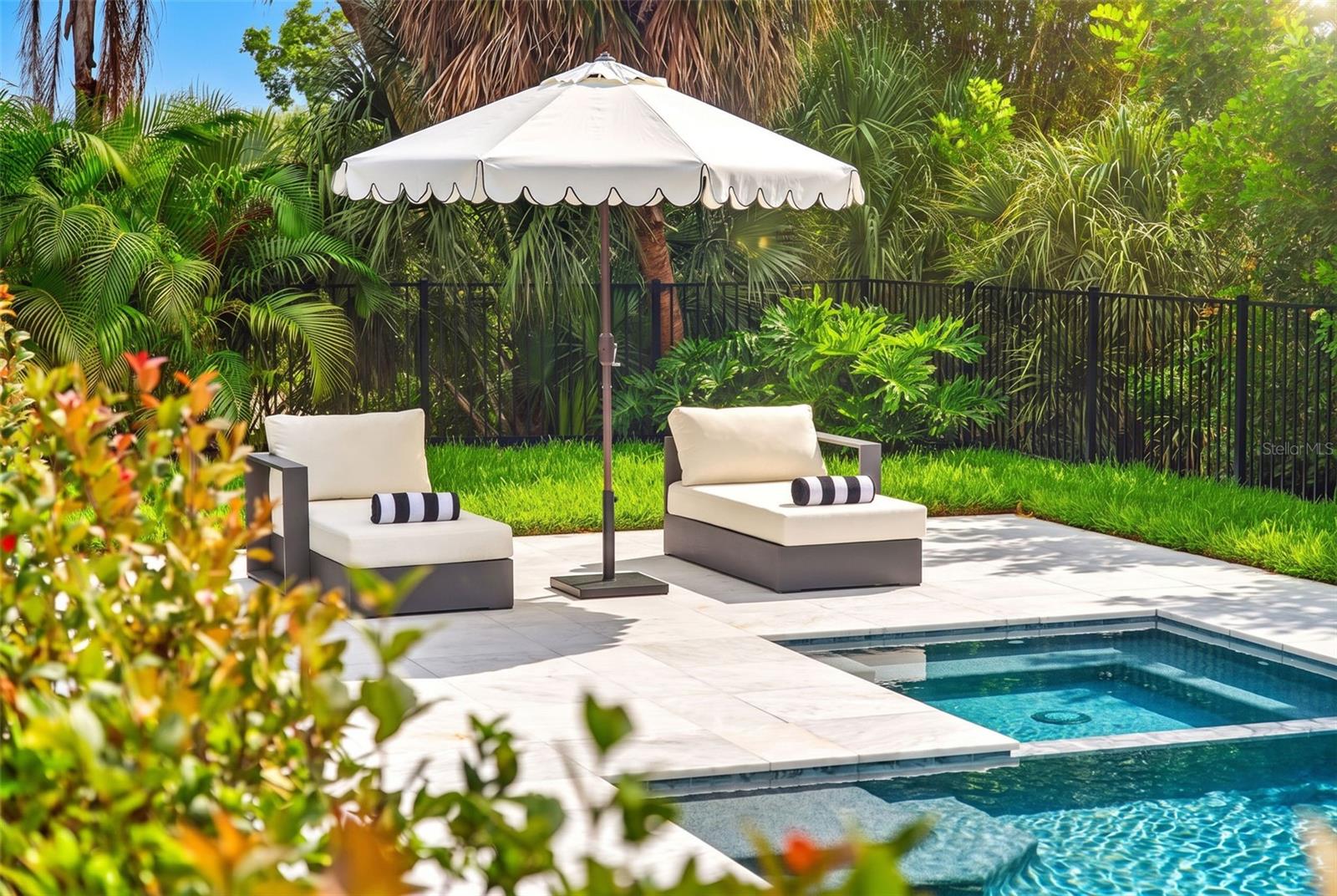 656 TROPICAL CIR