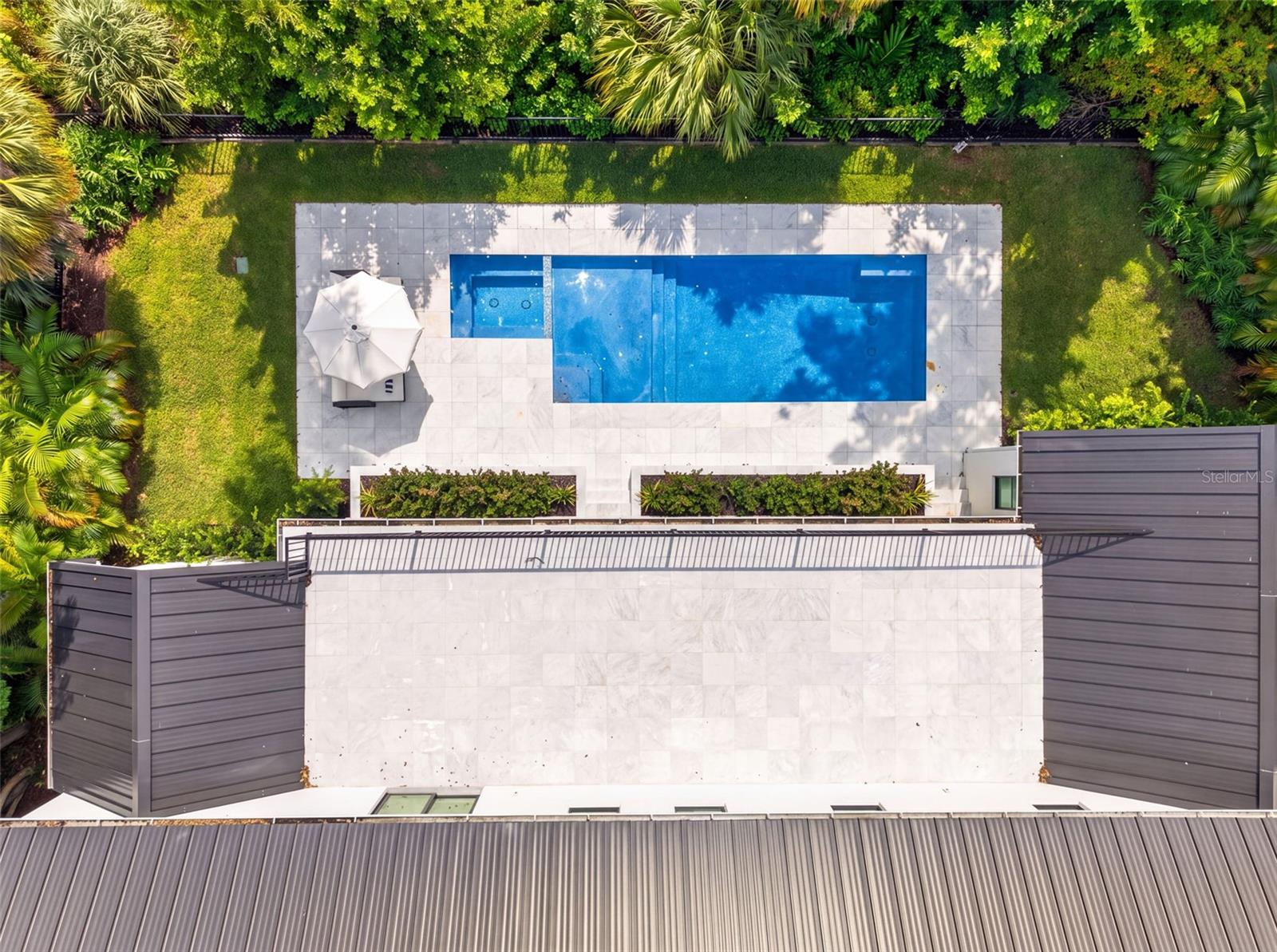 656 TROPICAL CIR