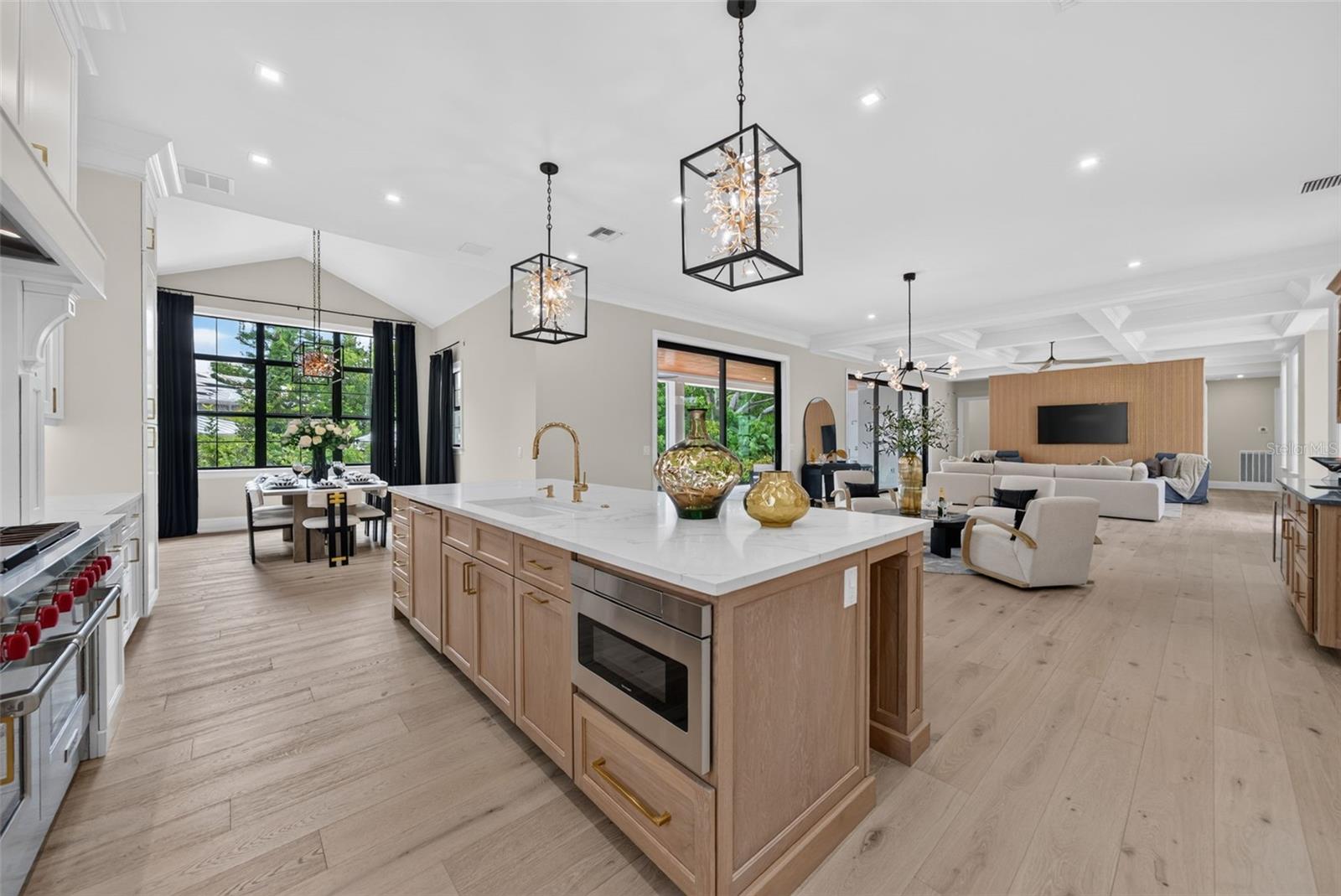 656 TROPICAL CIR