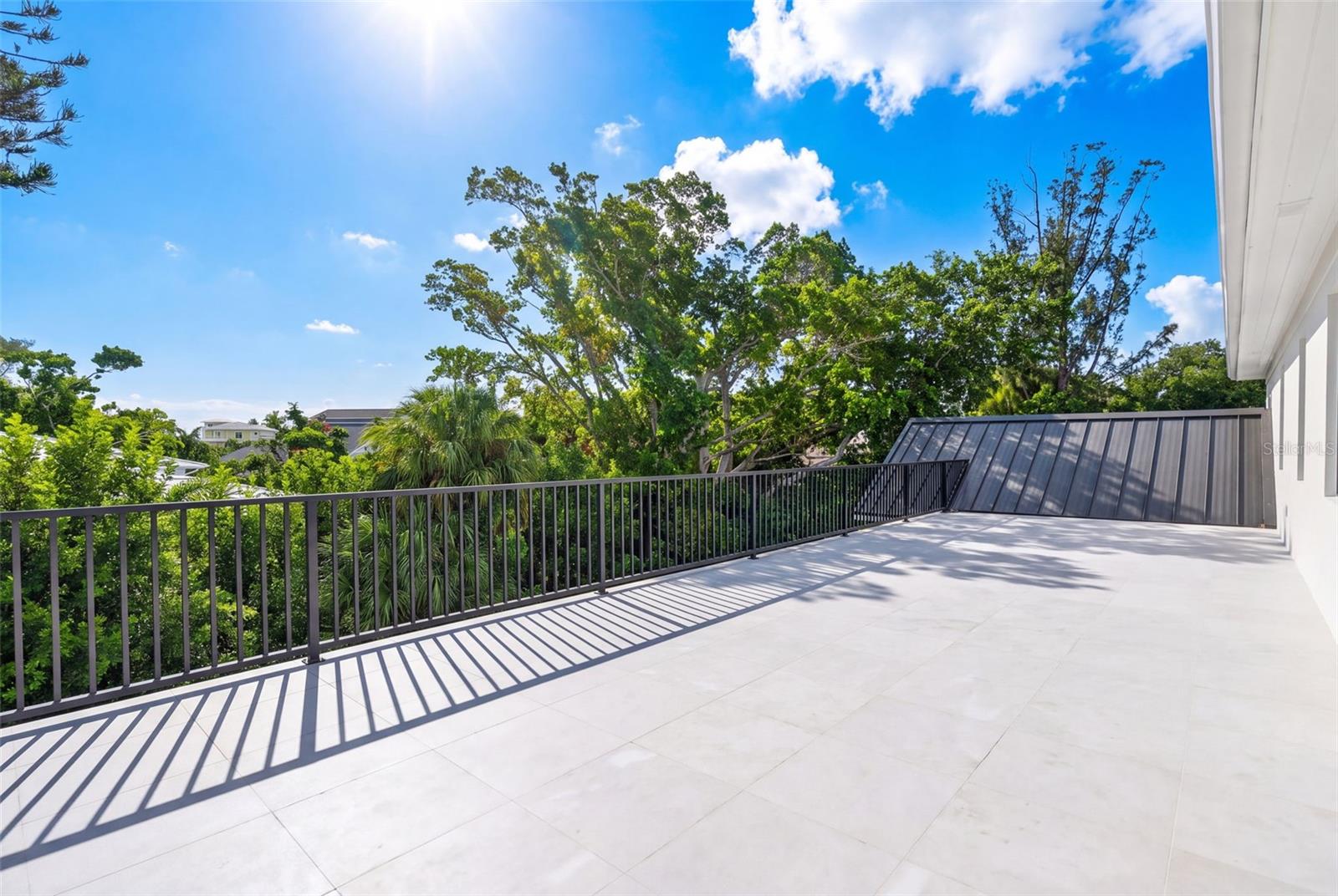 656 TROPICAL CIR